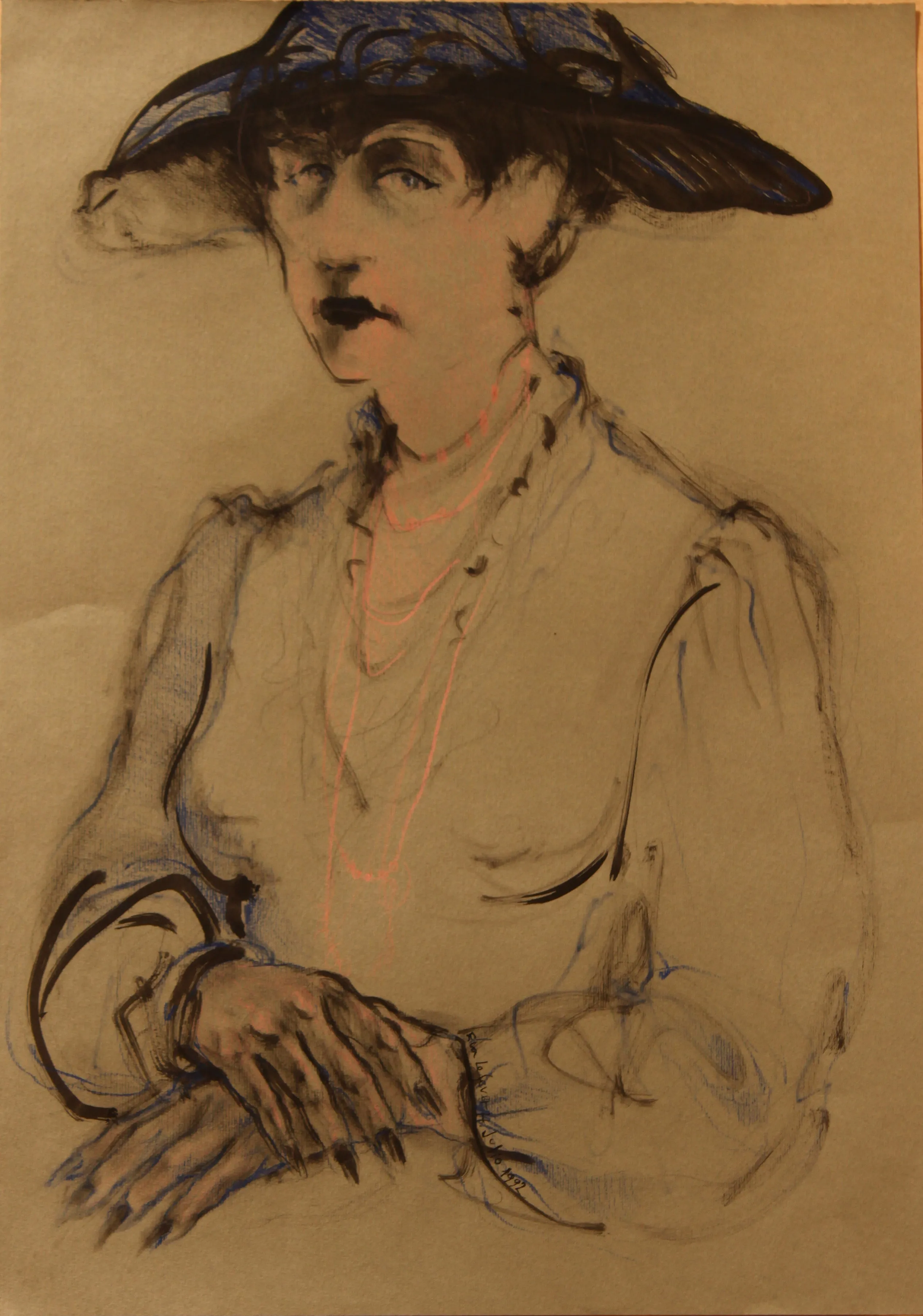 Obra "Mujer con sombrero azul y manos cruzadas" de Eva Lefever