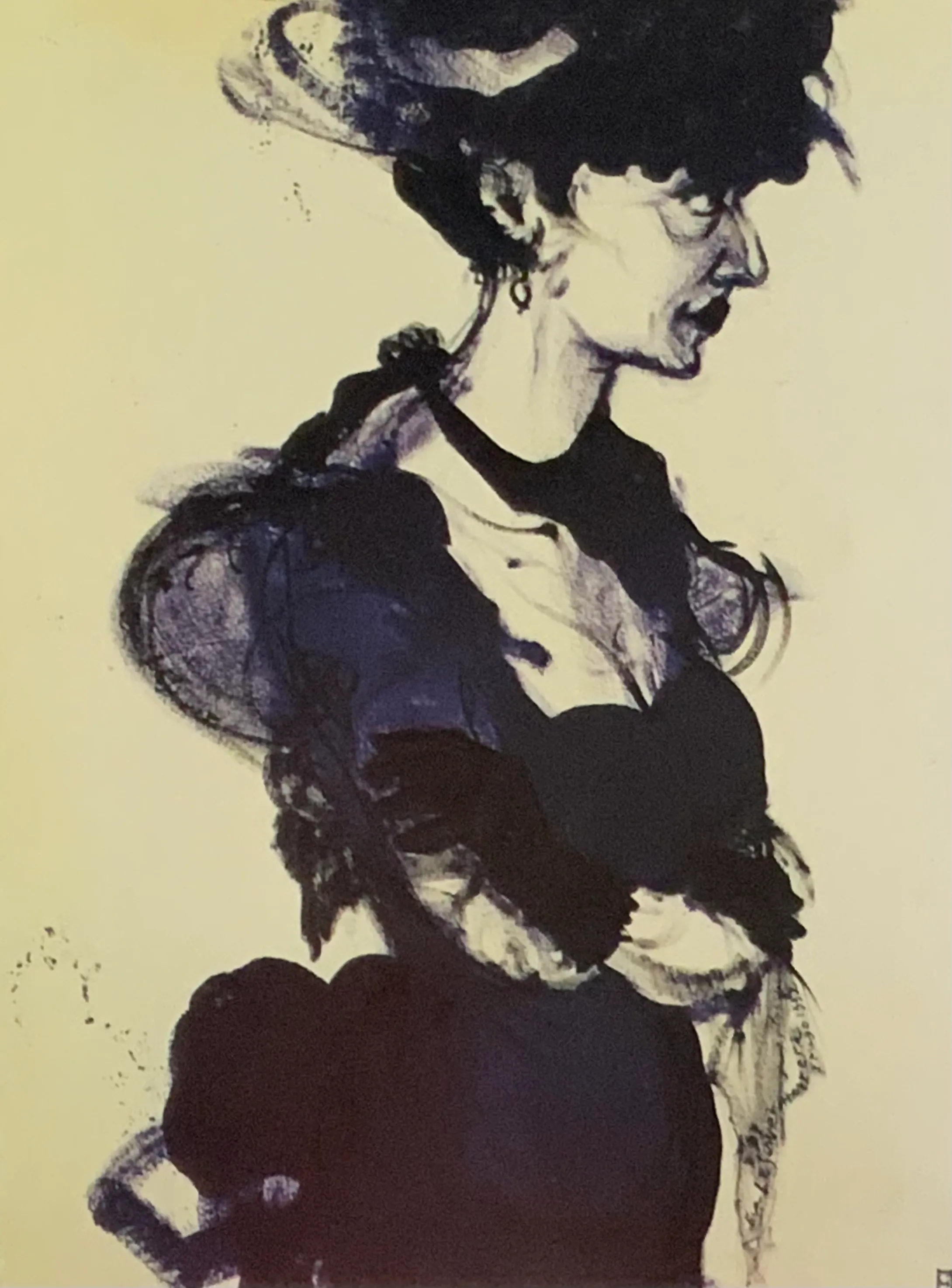 Obra "Mujer de perfil con traje negro" de Eva Lefever